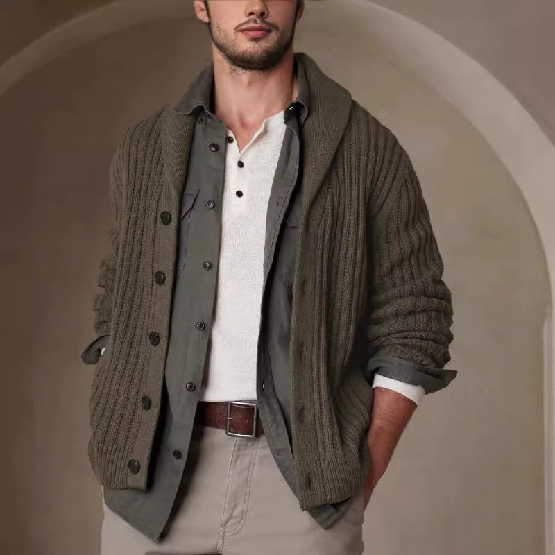 Herren Strickjacke mit modernen Zopfmuster und klassischem Umlegekragen Echoarchiv