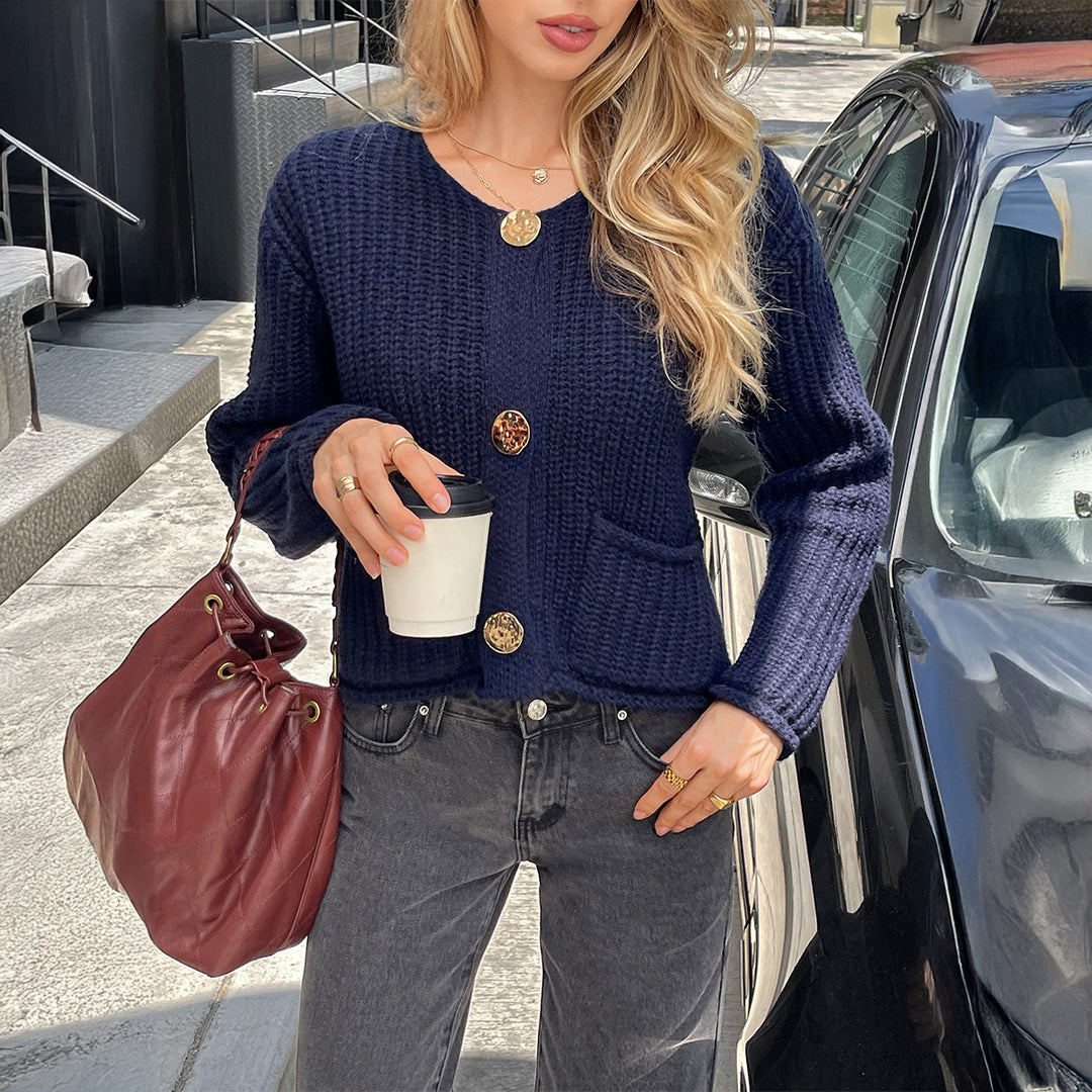Damen kurz geschnittener Strukturstrick-Cardigan mit großen Goldknöpfen und aufgesetzten Taschen – Veloura
