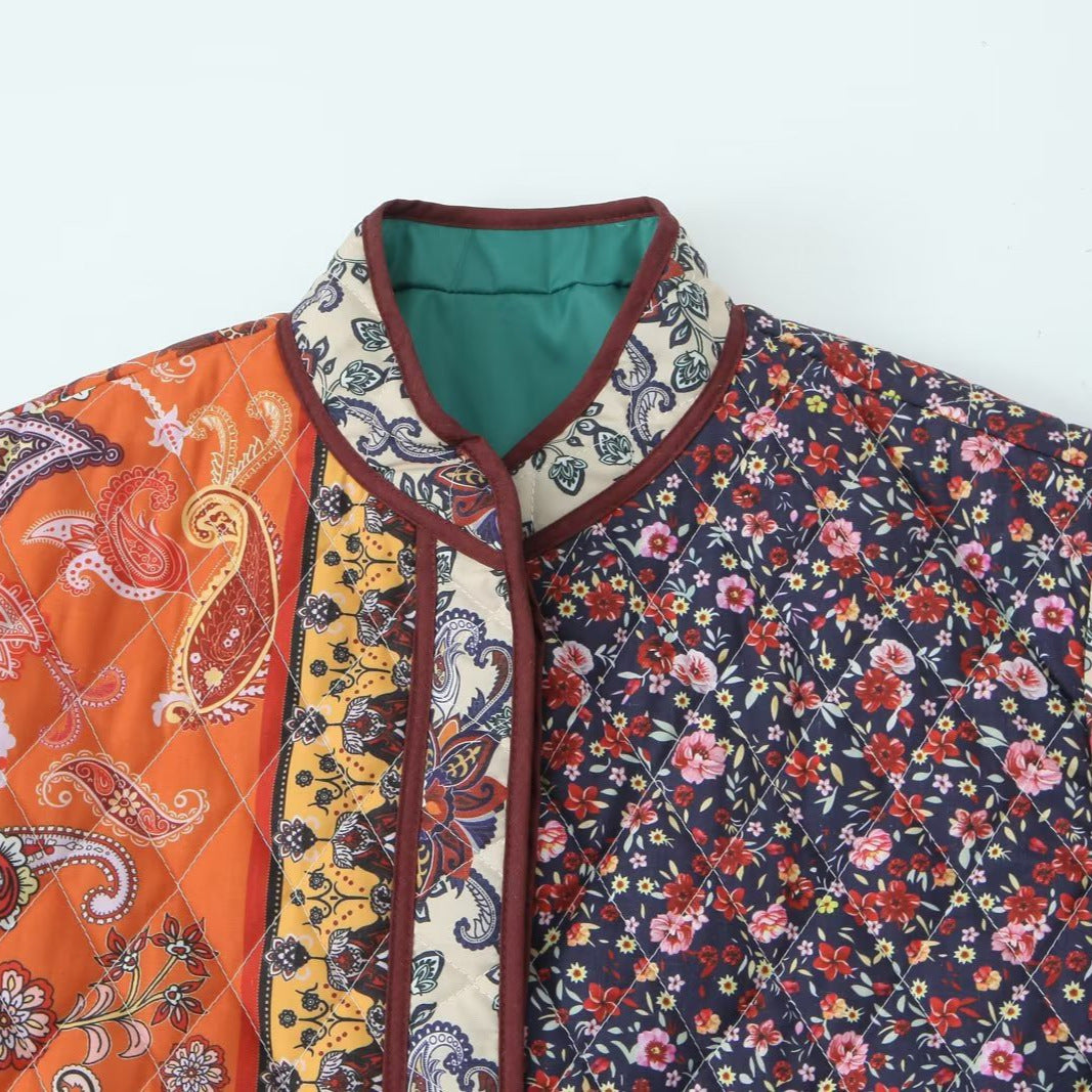 Damen gesteppte Patchwork-Quiltjacke mit Paisley- und Blumendessin, Rundhalsausschnitt und aufgesetzten Klapptaschen – Célinea