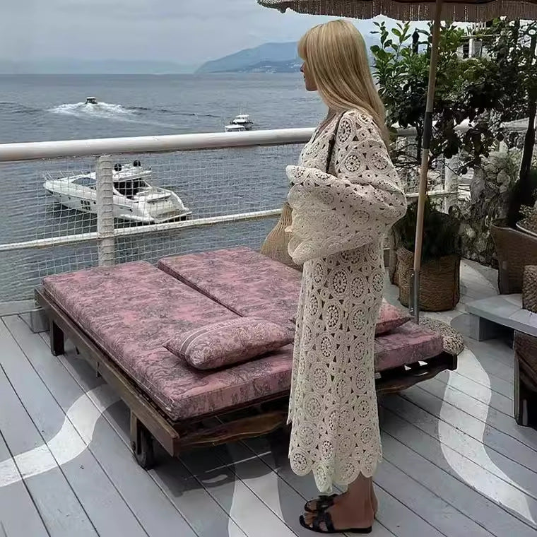 Damen 50+ gehäkeltes Maxikleid‑Kaftan mit V‑Ausschnitt, Trompetenärmeln und floraler Lochspitze Echo Archiv