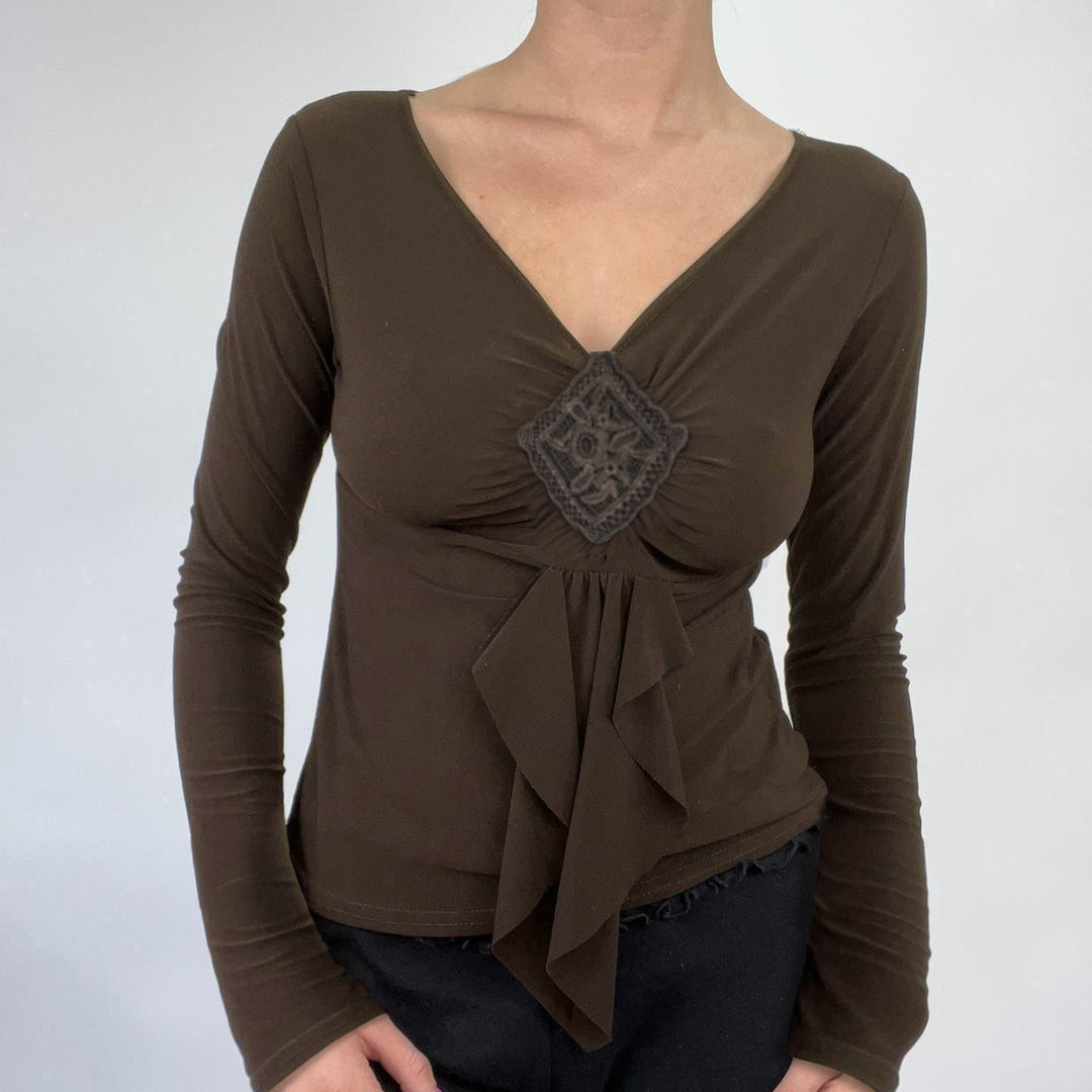 Damen Figurbetontes V‑Neck Langarm-Top mit dekorativer Häkelapplikation und Wasserfallzipfel – Orélia