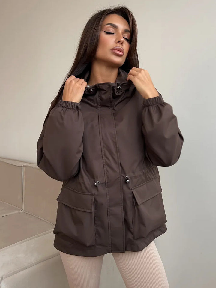 Damen wasserdichte Parka-Jacke mit Kapuze, Tunnelzugtaillierung und XXL-Klappentaschen – Célinea