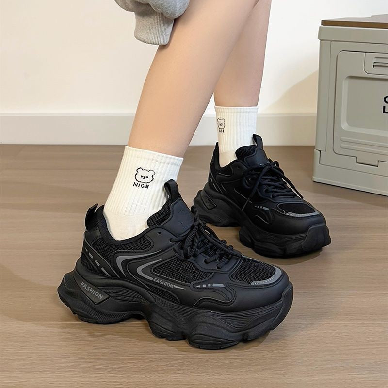 Damen Skulpturierte Wedgesneaker mit stufiger Plateausohle, atmungsaktivem Mesh und gepolstertem Komfortkragen – Névara
