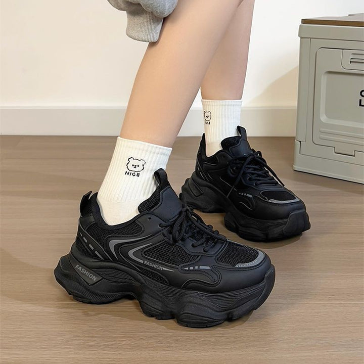 Damen Skulpturierte Wedgesneaker mit stufiger Plateausohle, atmungsaktivem Mesh und gepolstertem Komfortkragen – Névara