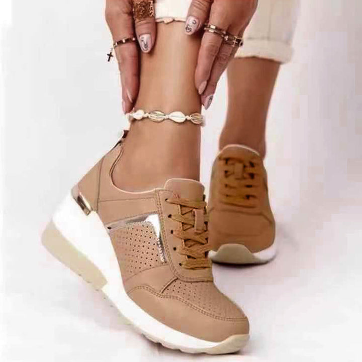 Damen Keilabsatz-Sneaker mit perforiertem Obermaterial und metallischem Akzent – Névara