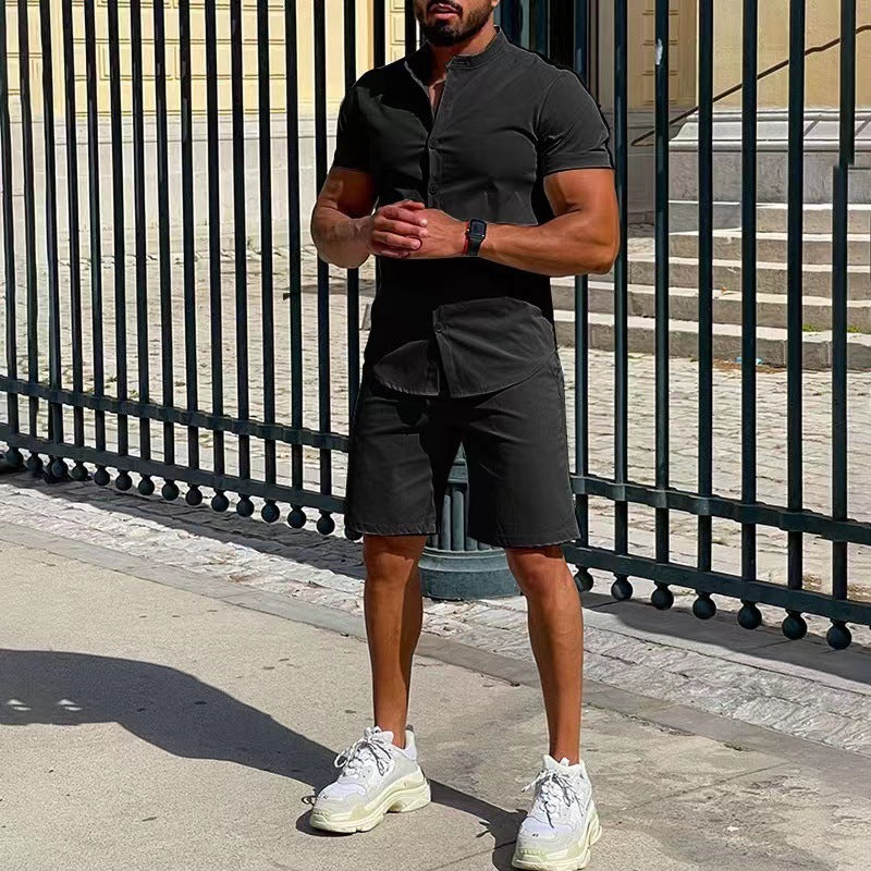 Herren modernes Kurzarmhemd mit eckigem Kragen und sportlichen Shorts Echoarchiv