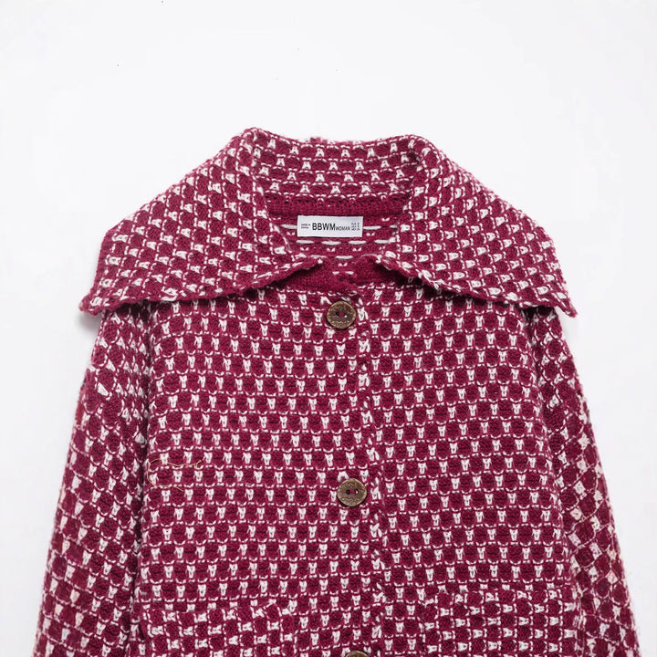 Damen nan kastige Bouclé-Tweedjacke mit großem Umlegekragen, aufgesetzten Taschen und dekorativen Holzknöpfen Echo Archiv