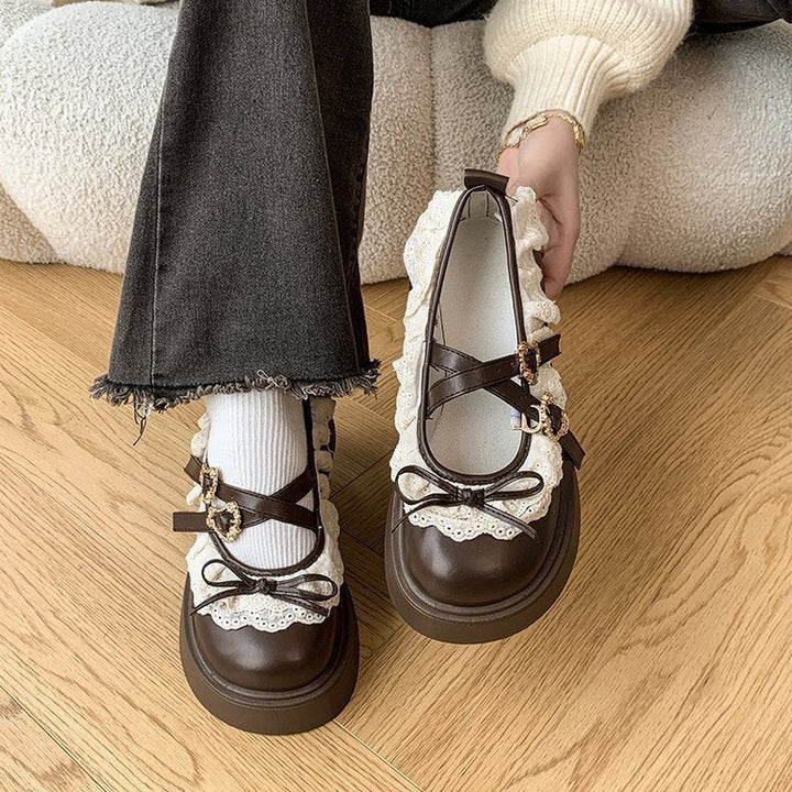 Damen Rüschen Sneakers mit dekorativen Schnallen und robustem Profil Echo Archiv