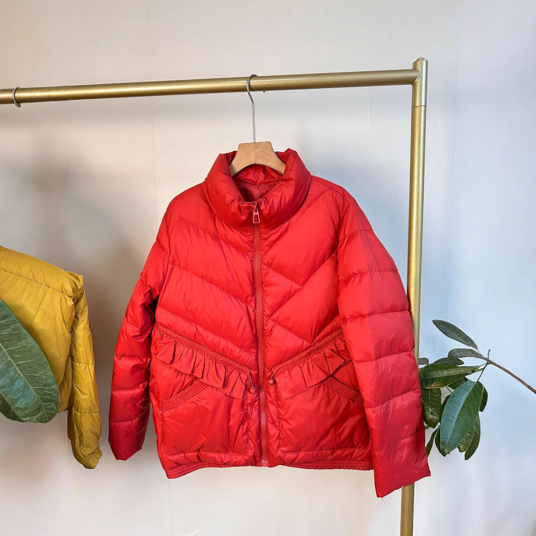 Damen Steppparka mit Stehkragen, tailliertem Rüschendetail und wärmender Thermofüllung Echoarchiv