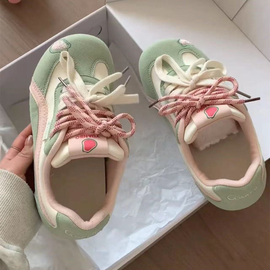 Damen Retro Pastell‑Sneaker mit Veloursoptik, gepolstertem Komfortfußbett und Herz‑Patch – Névara