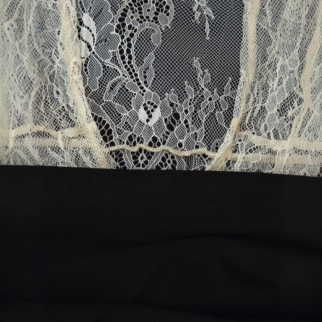 Damen Elegantes Slipkleid mit Spitzen-Overlay, Stehkragen und Volantärmeln Echoarchiv