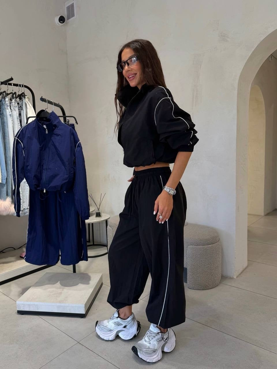 Damen Kurzgeschnittenes Windbreaker-Set mit weiter Trackhose und Kontrastpaspel Echoarchiv