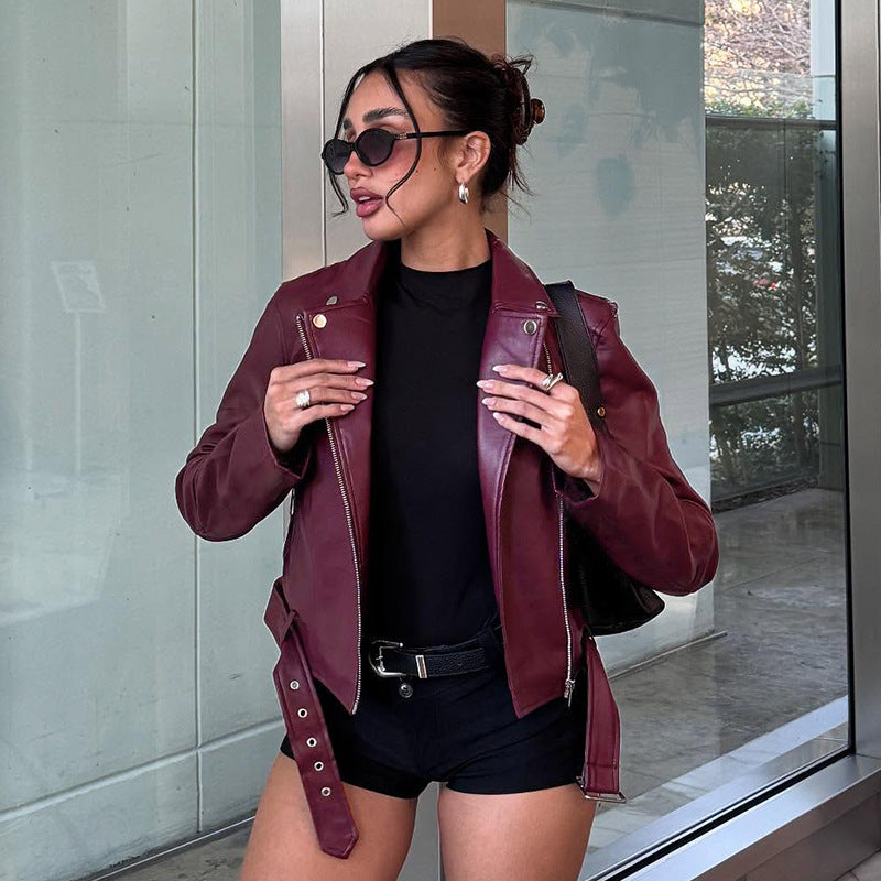 Damen nan taillierte Bikerjacke aus Kunstleder mit asymmetrischem Reißverschluss, metallischen Details und Taillengürtel Echo Archiv
