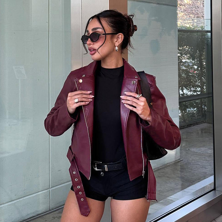 Damen nan taillierte Bikerjacke aus Kunstleder mit asymmetrischem Reißverschluss, metallischen Details und Taillengürtel Echo Archiv