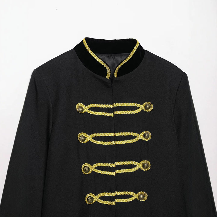 Damen Kurzblazer im Militärstil mit goldener Kordverzierung und Schwalbenschwanz Echo Archiv