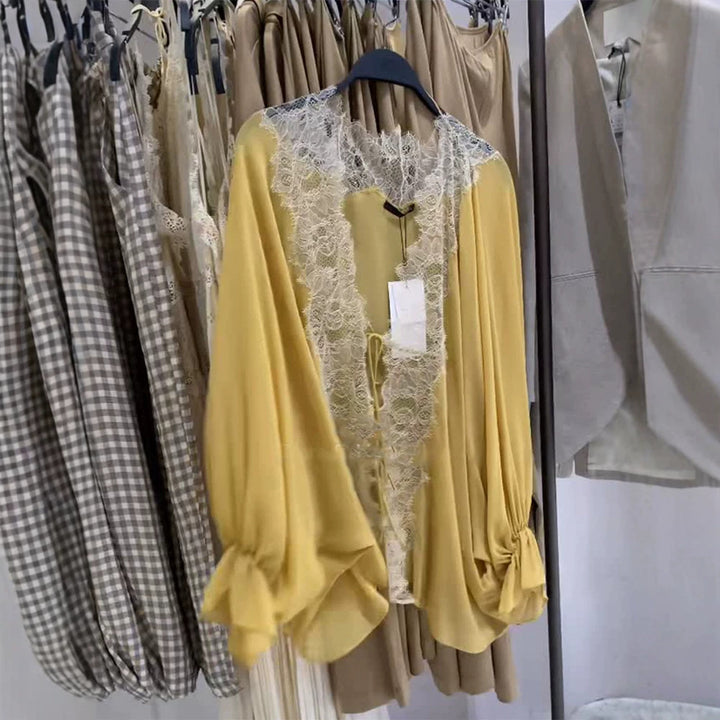 Damen Blusenjacke mit Spitzeneinsatz, tiefem V und Ballonärmel Echoarchiv