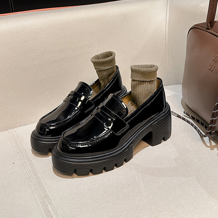 Damen Chunky‑Pennyloafer in Lackoptik mit gezahnter Lug‑Sohle und gepolstertem Komfortfutter Echo Archiv