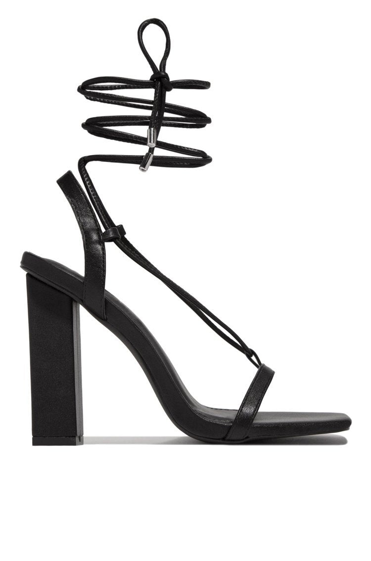 Damen nan filigrane Riemchensandalette mit quadratischer Zehenbox und knöchelbindendem Wickelriemen Echo Archiv