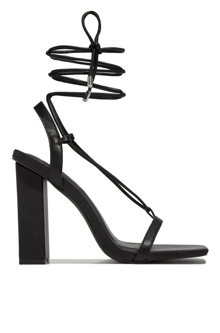 Damen nan filigrane Riemchensandalette mit quadratischer Zehenbox und knöchelbindendem Wickelriemen Echo Archiv