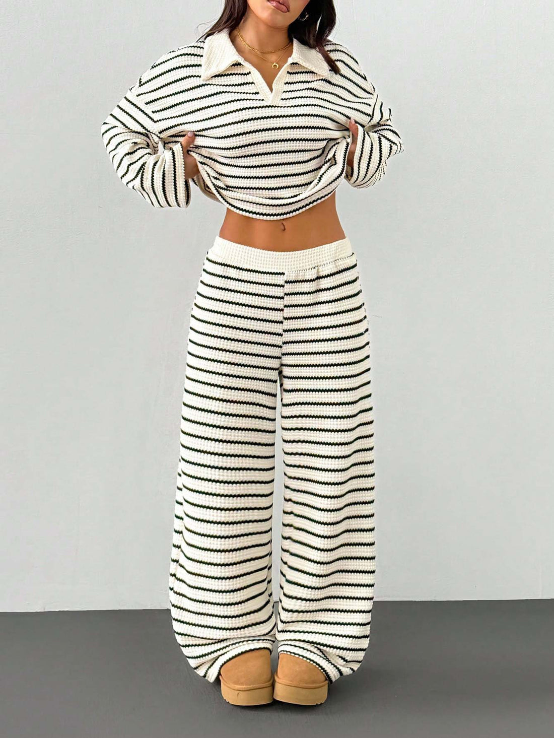 Damen Gestricktes Loungewear-Set mit Polo‑V‑Ausschnitt, Glockenärmeln und weitem, hochgeschnittenem Hosenbein Echo Archiv