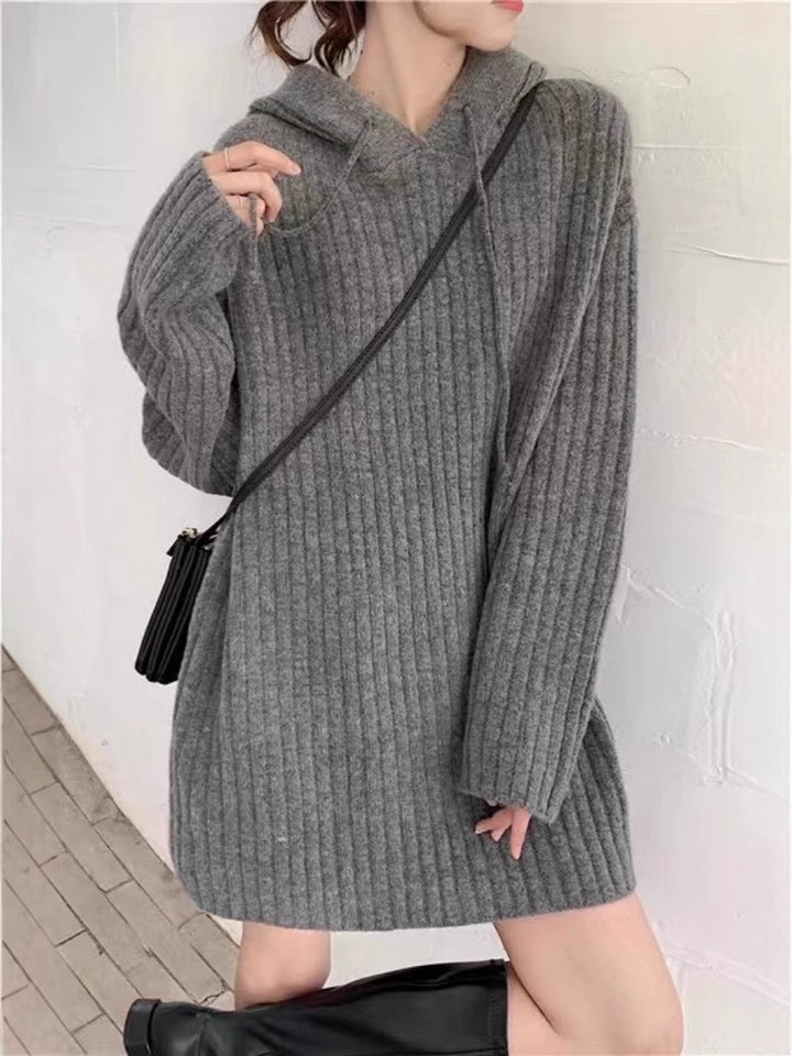 Damen Strick‑Kapuzenkleid mit gerippter Struktur und oversized Silhouette Echoarchiv