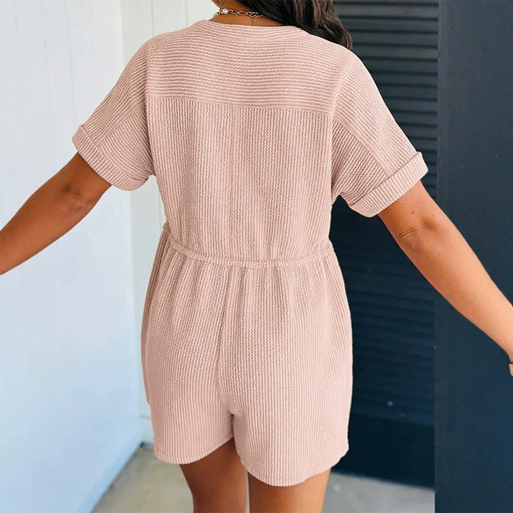 Damen lässiger Kurzoverall aus weichem Waffelmaterial mit Knopfdetails und praktischem Taschen Echo Archiv