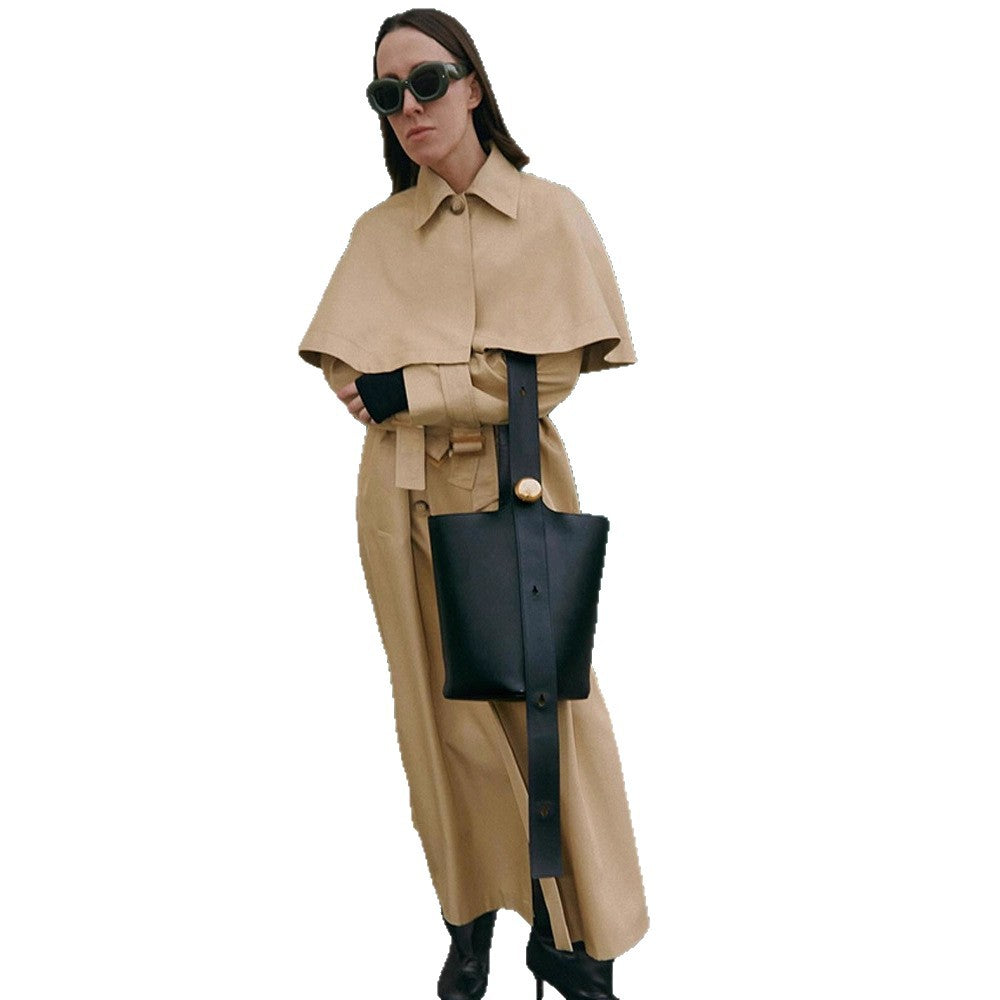 Damen Langer Trenchcoat mit Capelet, Taillengürtel und Raglanärmeln Echoarchiv