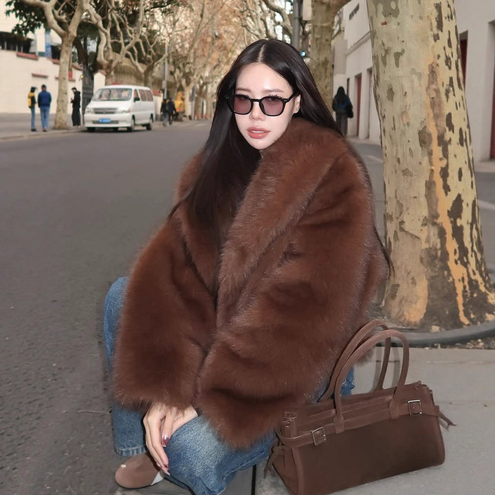 Damen Kurzmantel aus veganem Hochflor-Fauxfur mit Oversize-Schalkragen Echoarchiv
