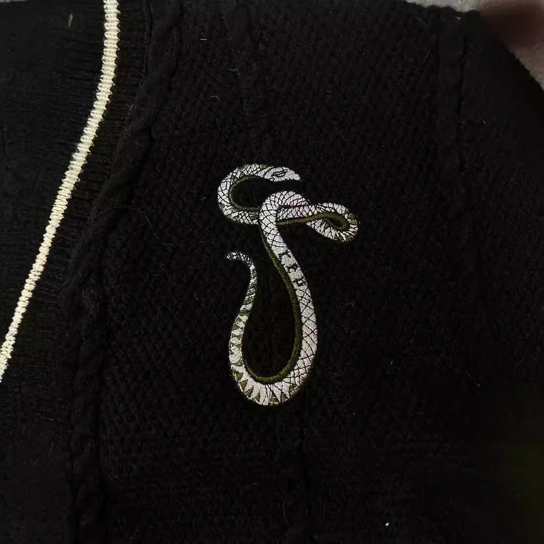 Damen nan gestrickte College-Cardigan mit Zopfmuster, V-Ausschnitt, kontraststreifen und gestickten Applikationen Echo Archiv