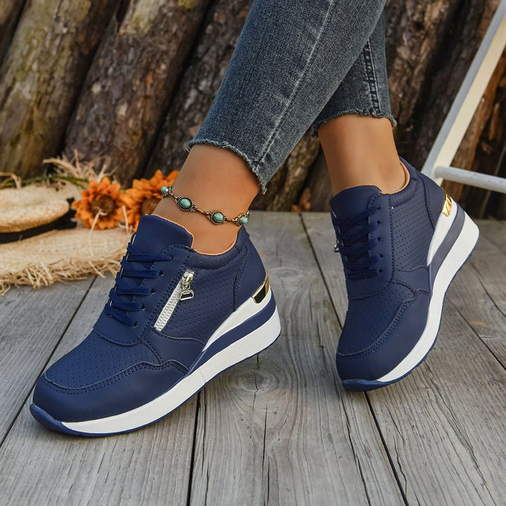 Damen Keil-Sneaker mit seitlichem Reißverschluss, perforiertem Obermaterial und ergonomischem Plateau-Fußbett Echo Archiv