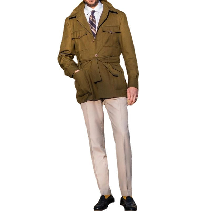 Herren Taillierte Feldjacke mit Bindegürtel, Pattentaschen und Kentkragen – Taviero