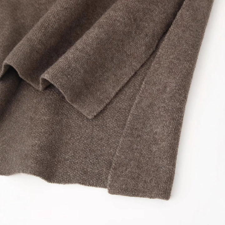 Damen asymmetrischer Lagenponcho mit Knopfdetail und weitem Ärmel – Célinea