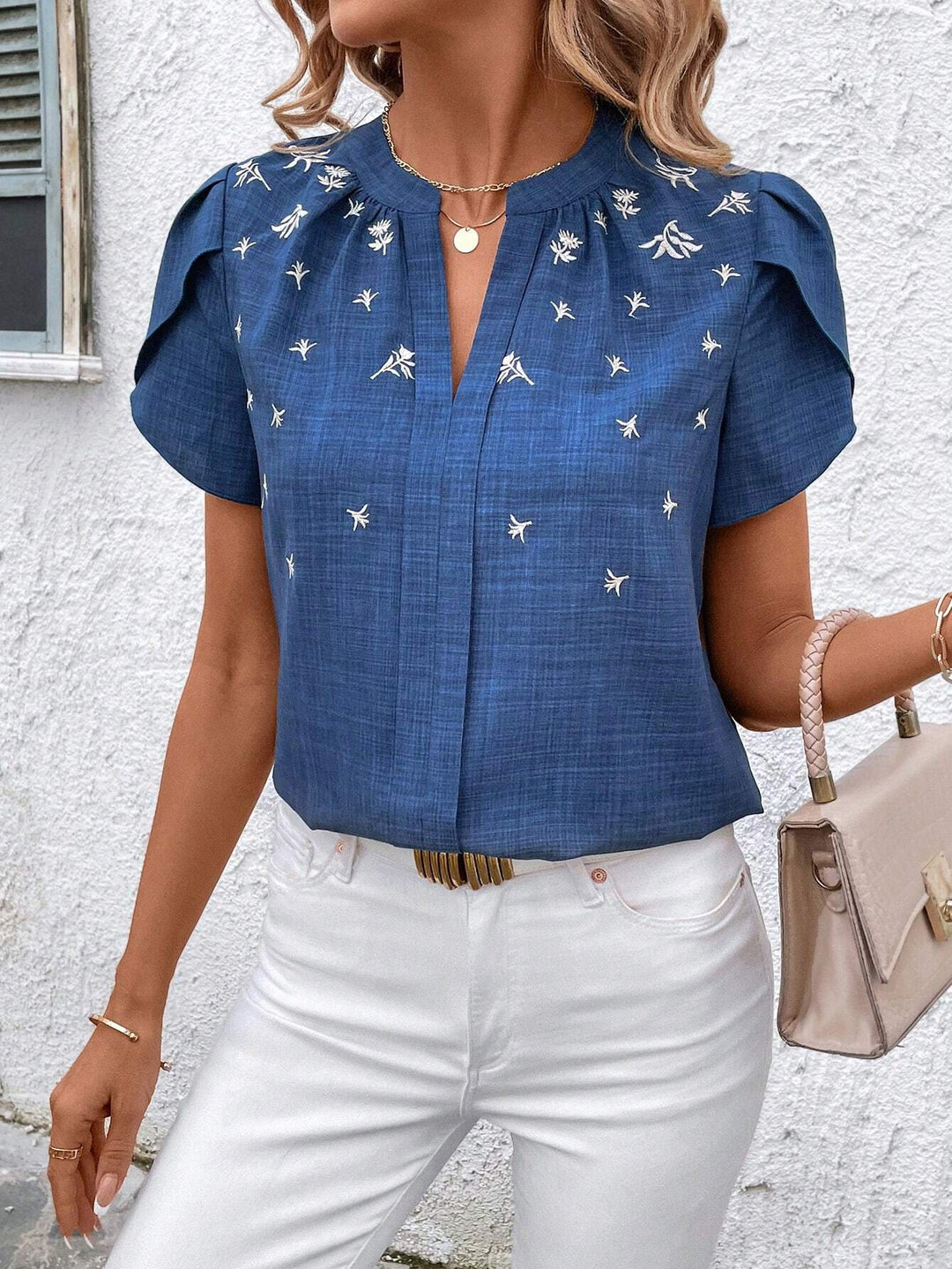 Damen Kurzbluse aus Leinenoptik mit Stehkragen, Zierfalte und floraler Stickerei – Élovi