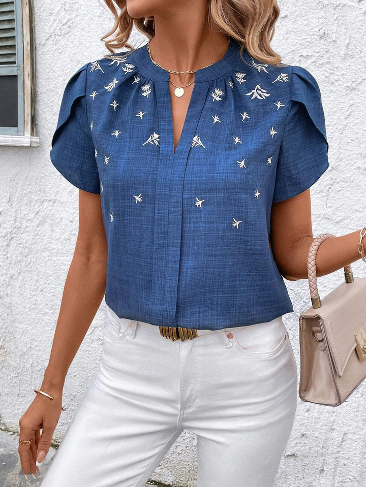 Damen Kurzbluse aus Leinenoptik mit Stehkragen, Zierfalte und floraler Stickerei – Élovi