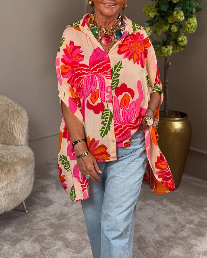 Damen nan luftige Oversize-Hemdbluse im Resortstil mit großflächigem Blumenprint und asymmetrischem Zipfelsaum Echo Archiv