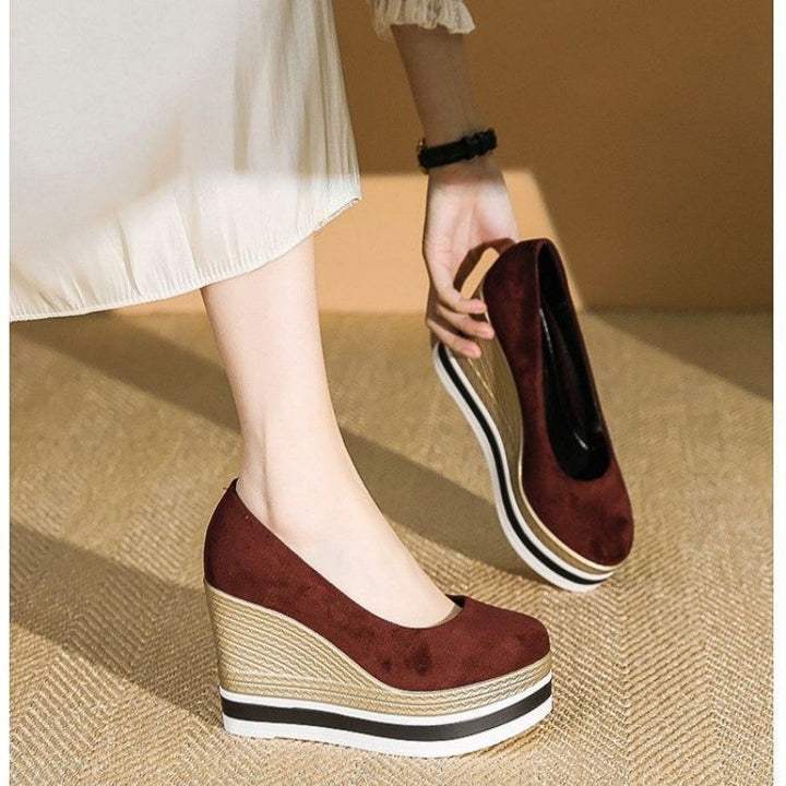 Damen Plateau-Keilpumps mit Bastkeil und Lack-Kroko-Optik Echo Archiv