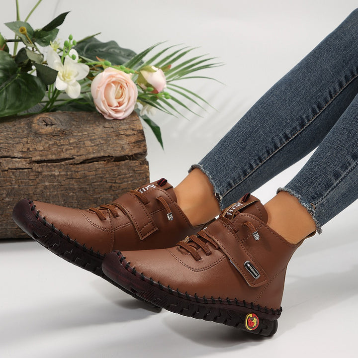 Damen nan stylishe knöchelhohe Komfort-Stiefelette mit Klettverschluss und handgenähter Ziernaht Echo Archiv
