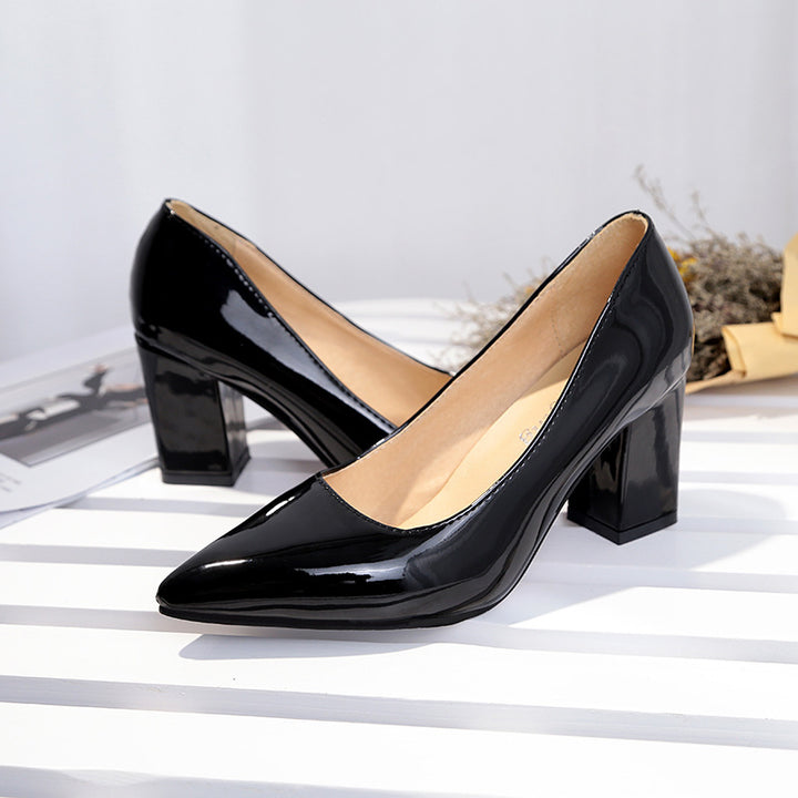 Damen Elegante Lack‑Pumps mit spitzer Kappe, gepolstertem Komfortfußbett und mittelhohem Blockabsatz – Lioré