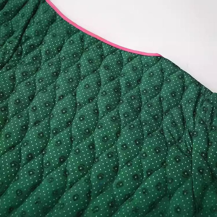Damen gesteppte Kurzjacke mit V‑Ausschnitt, Kontrastpaspel und Schleifen-Detail – Célinea