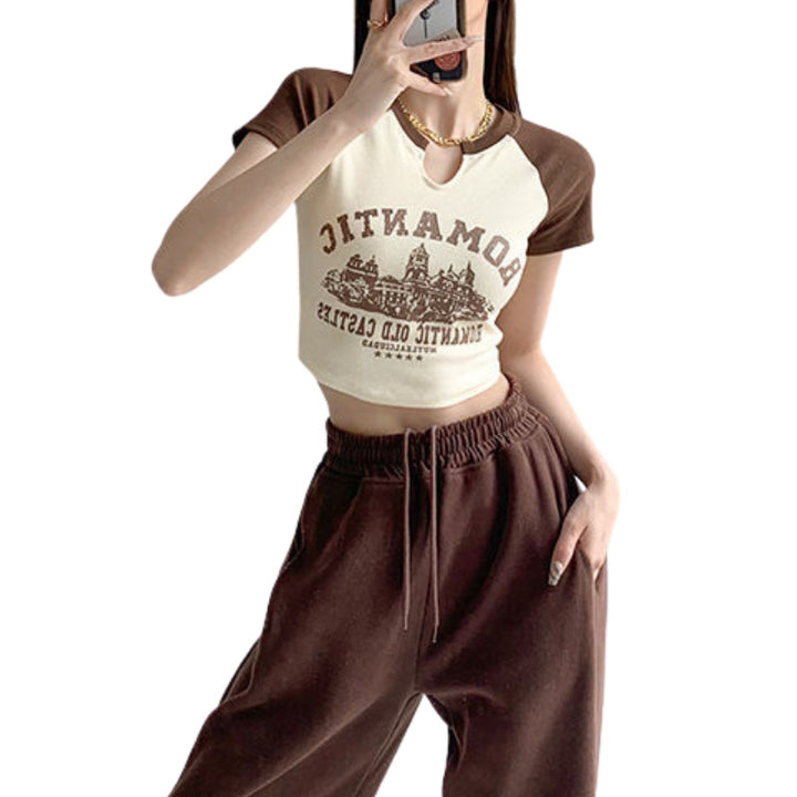 Damen cropped T-Shirt mit einzigartigem Ausschnitt und fröhlichem Grafikdesign Echo Archiv