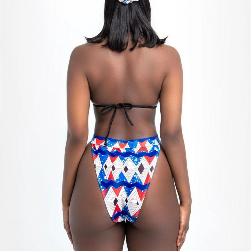 Damen Bikinis mit hohen Beinausschnitten und geometrischem Muster Echo Archiv