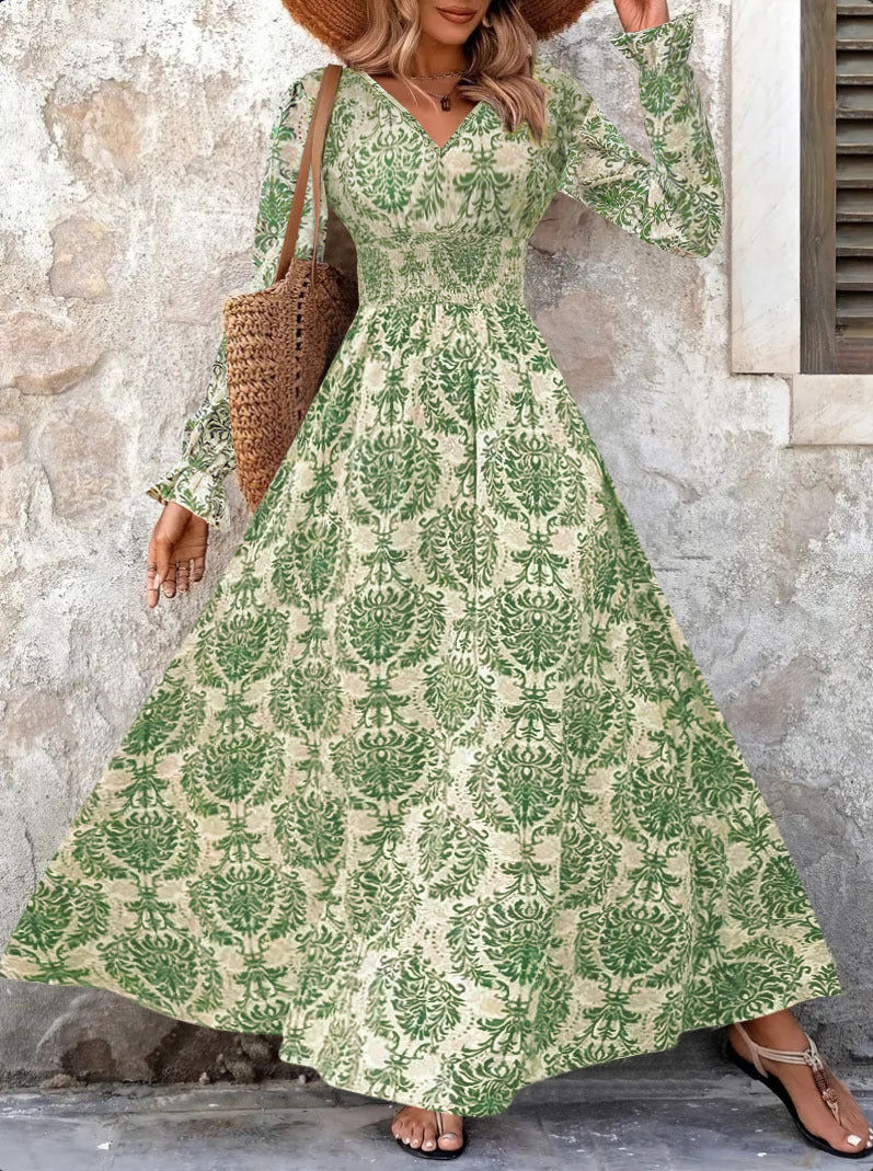 Damen Feminin fließendes Maxikleid mit V-Ausschnitt, geraffter Smock-Taillenpartie und ornamentaler Allover-Print – Valéora