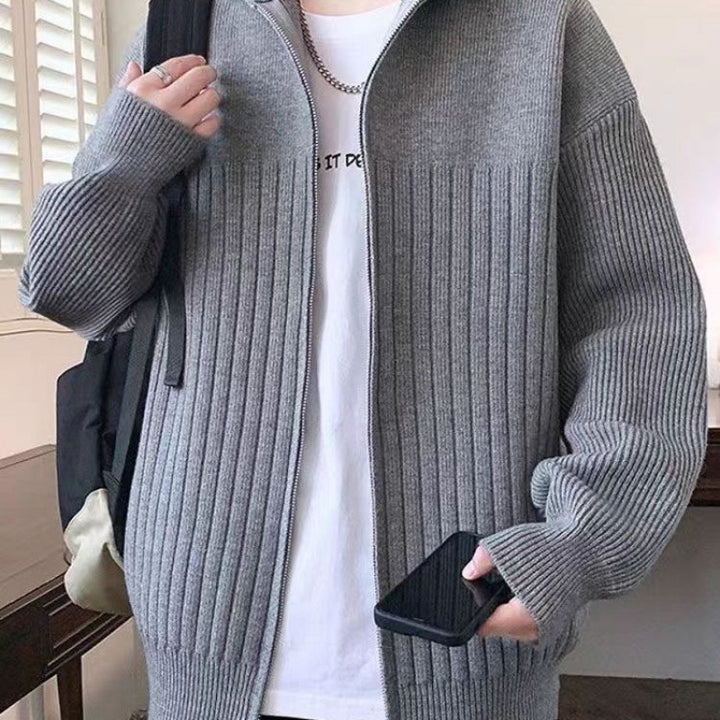 Herren Strickjacke mit modernem Schnitt und einzigartiger Rippenstruktur Echoarchiv