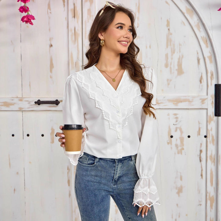 Damen Romantische Bluse mit V-Ausschnitt, Spitzen-Yoke und Glockenärmeln Echoarchiv