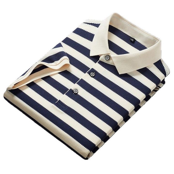 Herren Poloshirt mit strukturiertem Streifenmuster und innovativer Knopfleiste Echoarchiv
