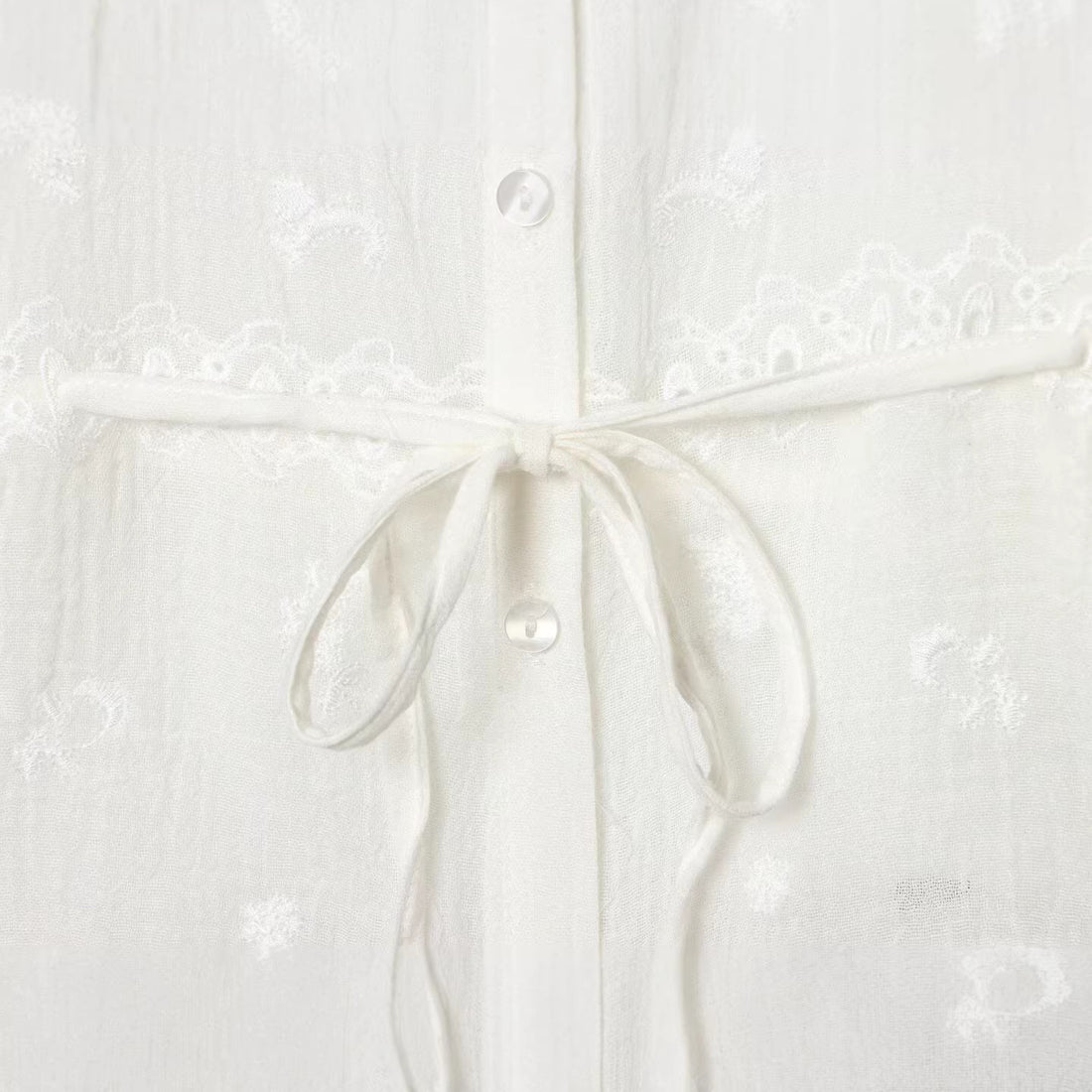 Damen Romantische Spitzenbluse mit Spitzenpasse, Taillenband und durchgehender Knopfleiste Echoarchiv