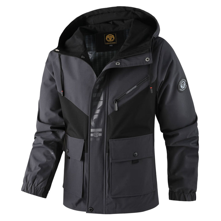 Herren nan funktionale Kapuzenjacke im Urban-Outdoor-Stil mit Windschutz, Brustreißverschluss und großzügigen Klappentaschen Echo Archiv