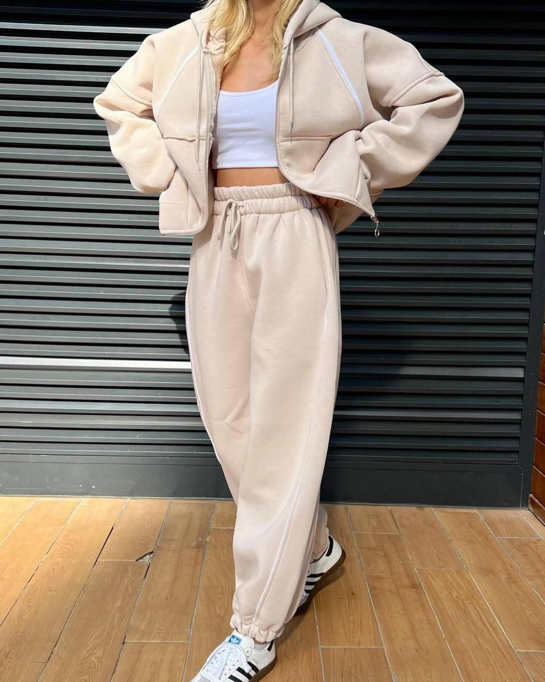 Damen nan kurzes Zip-Hoodie und Highwaist Jogginghose Set mit elastischem Komfortbund und seitlicher Paspel Echo Archiv