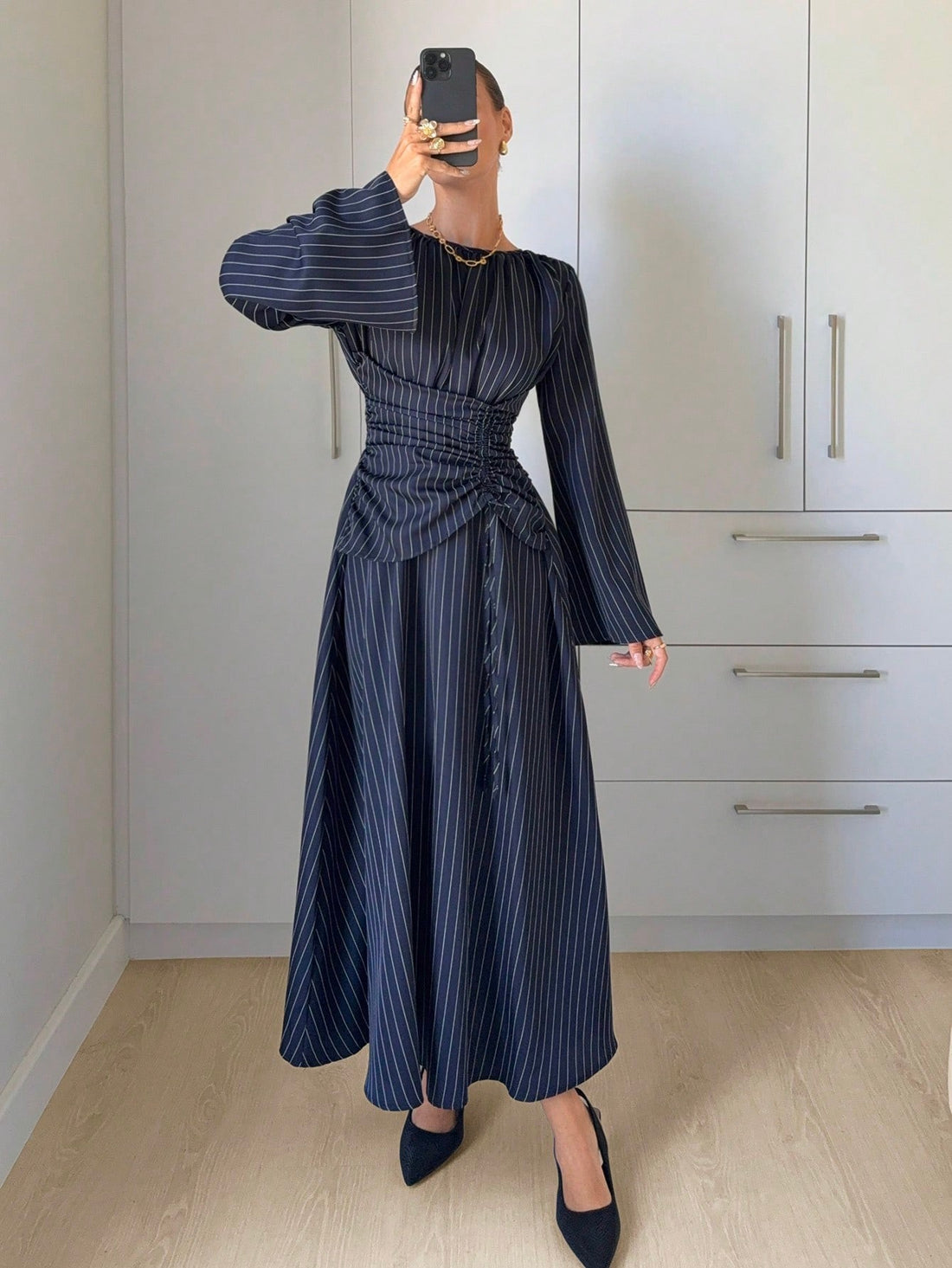 Damen Maxikleid mit geraffter Taillen-Schnürung und Glockenärmeln Echo Archiv
