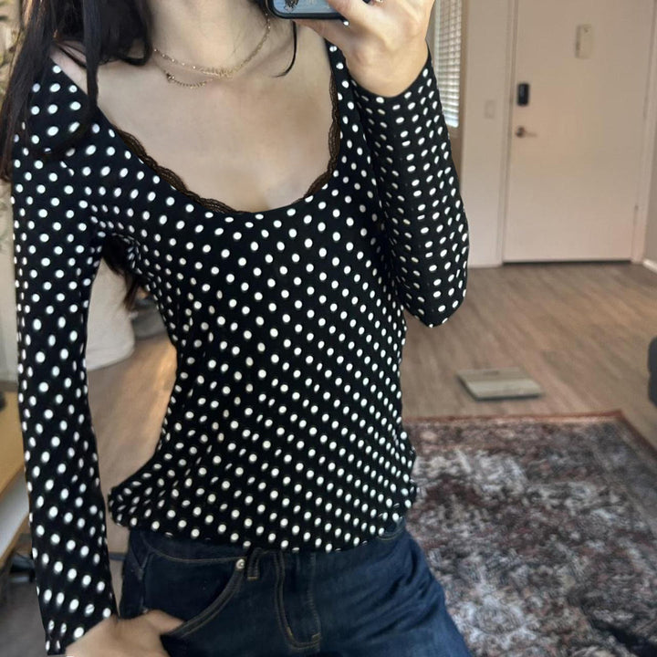 Damen nan figurbetontes Punktmuster‑Longsleeve mit Spitzenrand und dezentem Raffungseinsatz Echo Archiv